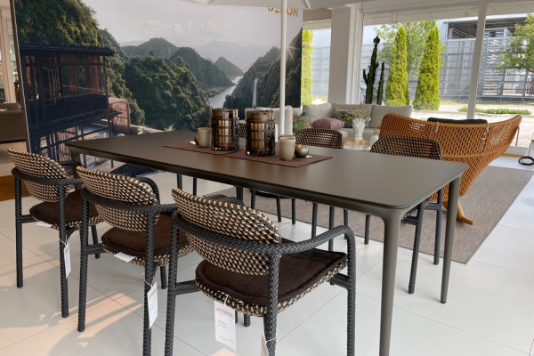 DEDON BELLMONDE TISCH UND ROII STÜHLE