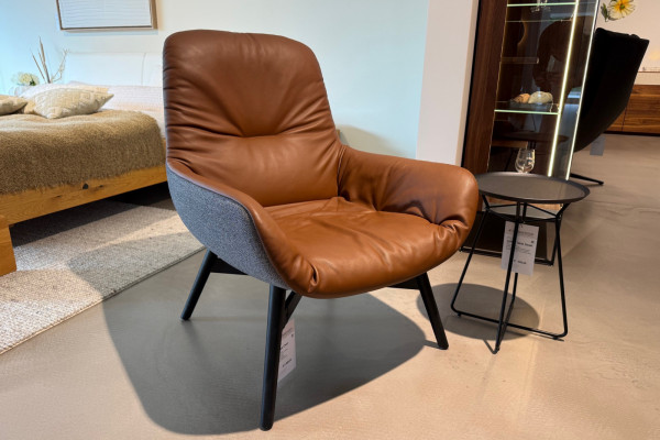 FREIFRAU LEYA LOUNGE CHAIR