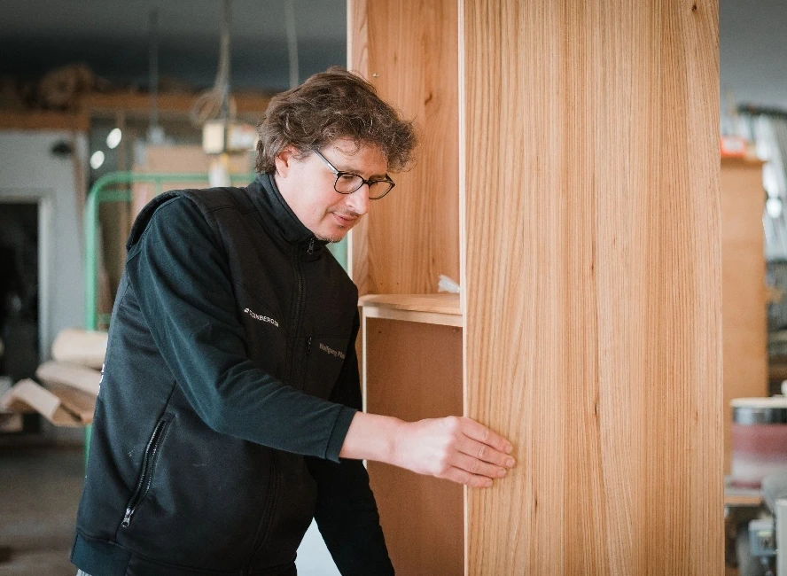 Schreiner bei der Arbeit